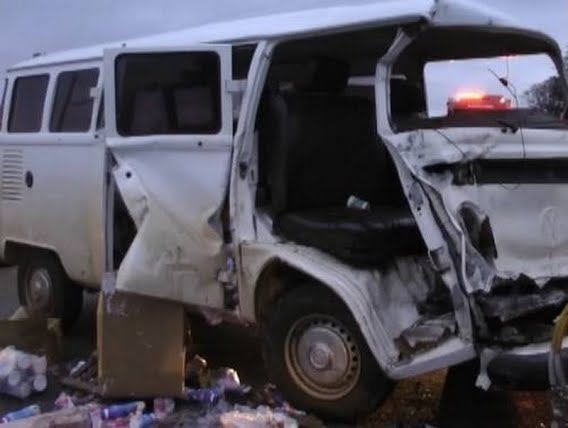 Três homens ficam feridos em colisão entre kombi e caminhonete