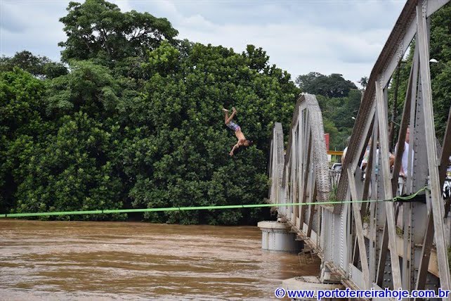 Jovens desafiam o perigo e saltam da ponte metálica do Rio Mogi Guaçu