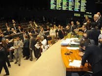 Depois de pressão popular, Câmara rejeita PEC 37