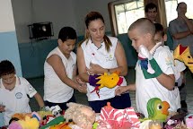 Supermercado Vila Rica entrega brinquedos arrecadados a alunos da APAE de Porto Ferreira